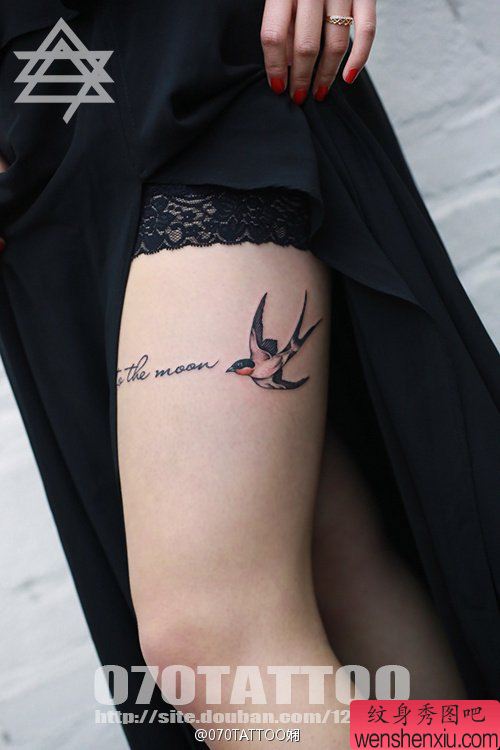 性感美女大腿上一幅燕子纹身图案