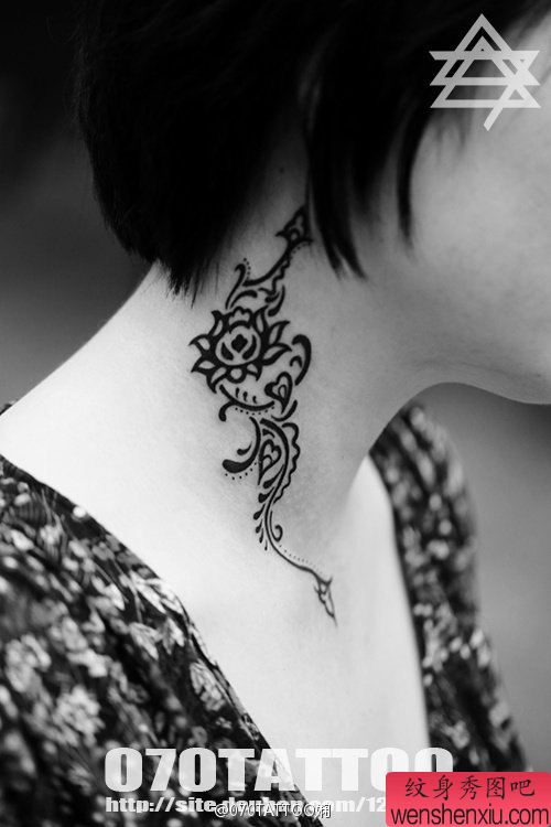 个性美女脖子上一幅图腾纹身图案
