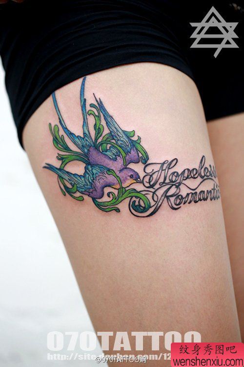 美女人感大腿上的一幅燕子纹身图片