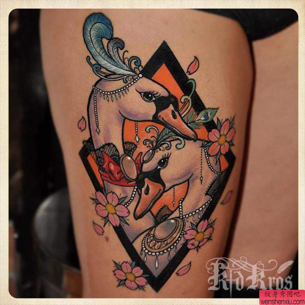 大腿上一幅性感流行的天鹅纹身图案