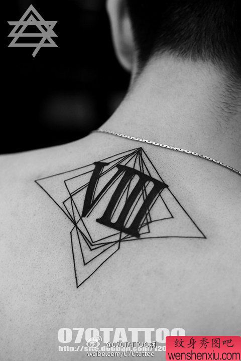 后背上一幅罗马数字纹身图案