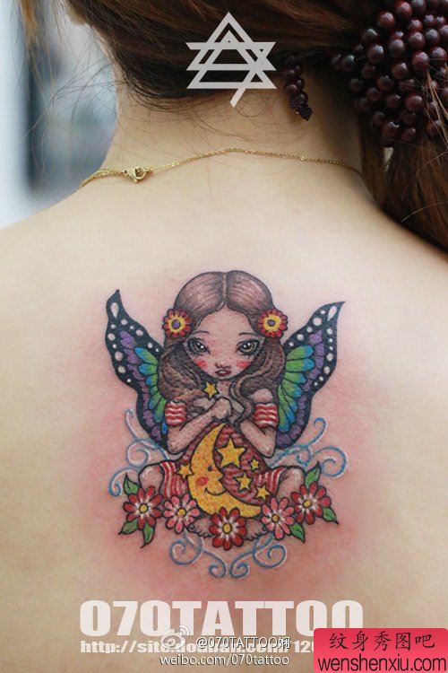 美女后背上一幅漂亮的小天使纹身图案