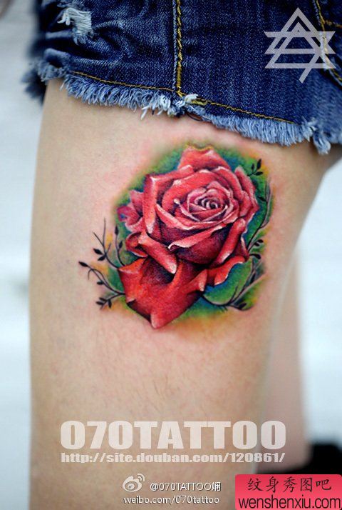 性感美女大腿上一幅漂亮的玫瑰花纹身图案