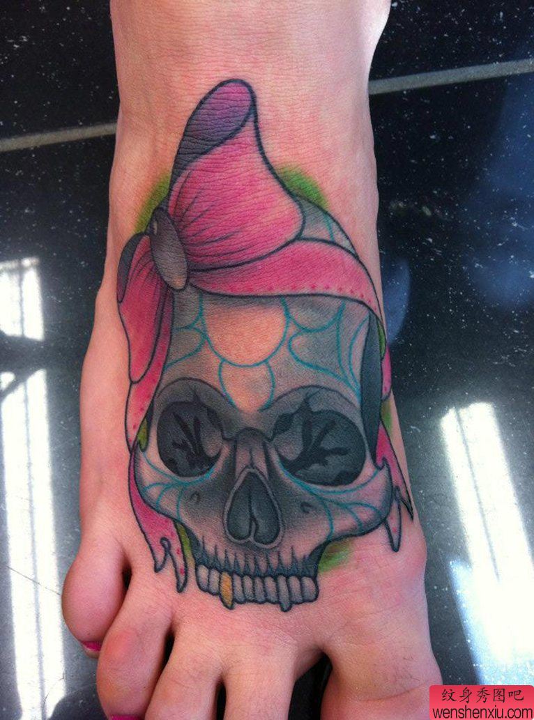 脚背上的一幅可爱骷髅纹身图案