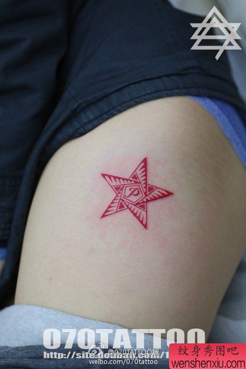 大腿上一幅漂亮的五角星纹身图案