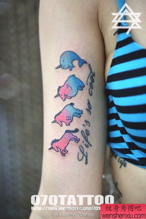 美女大臂上的一幅可爱小纹身图案