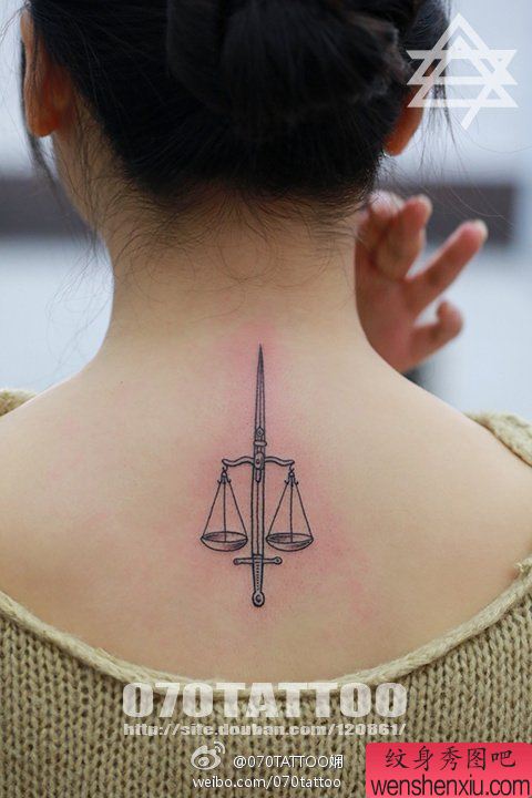 推荐一幅后背简洁的天平纹身图案