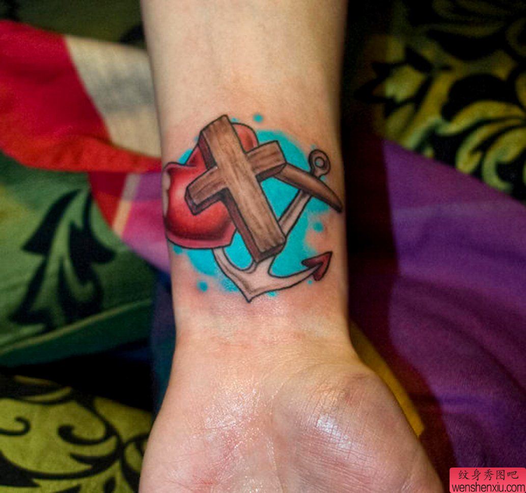 手腕上一幅漂亮船锚纹身图案