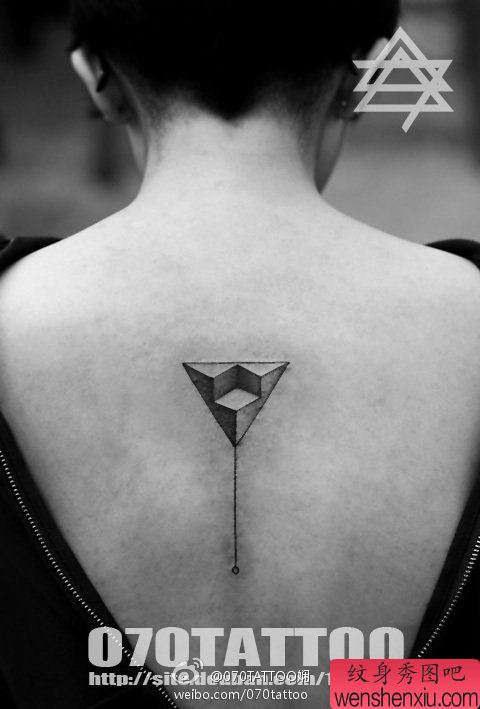 展示一幅后背三角形纹身图片