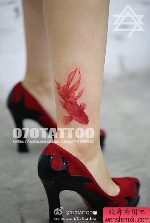 脚踝上一幅流行金鱼纹身图案