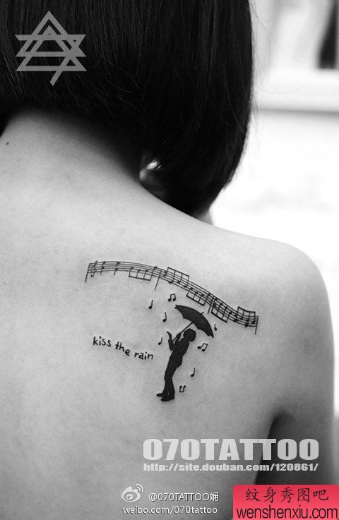 美女后背一幅精致音符纹身图案