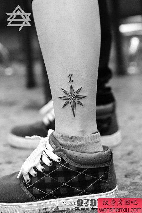 脚踝上一幅精致的指南针纹身图案
