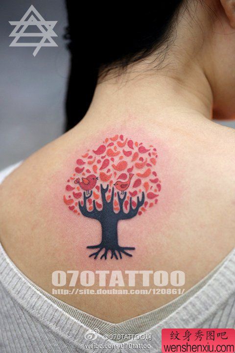 推荐美女后背上的一幅流行漂亮的树纹身图案