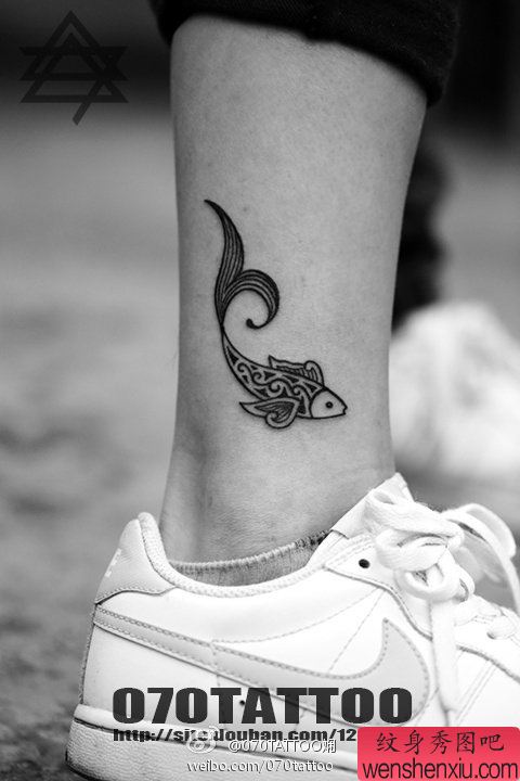 脚踝上一幅精致的鱼纹身图案