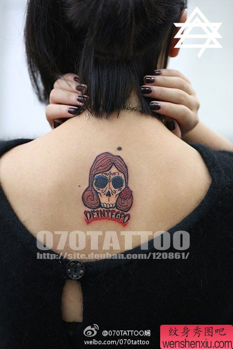 欣赏后背一幅个性骷髅纹身图案
