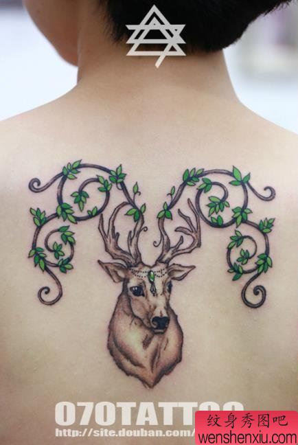给大家一幅后背鹿纹身图案