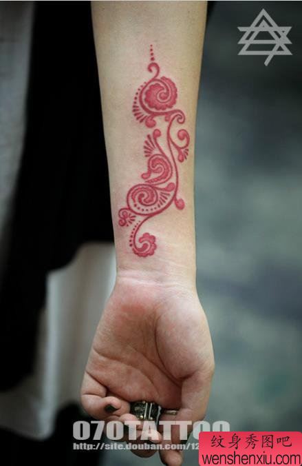 手腕上的一幅图腾花纹身图案
