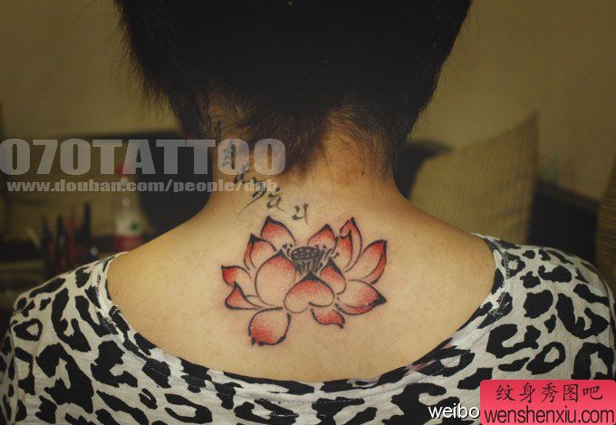 推荐一幅后背红色水墨莲花纹身图案