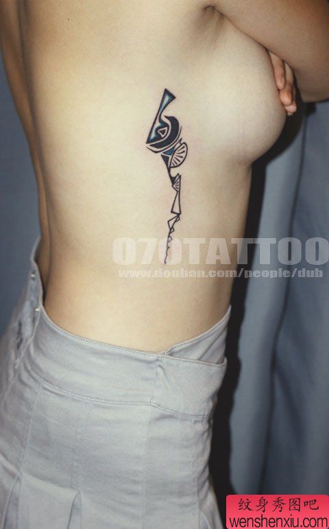 性感美女侧腰一幅个性小纹身图案