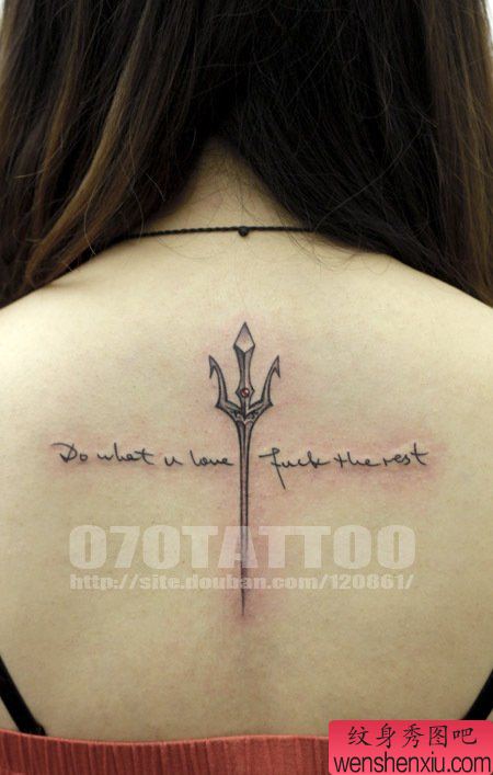 后背上一幅漂亮的小文字纹身作品