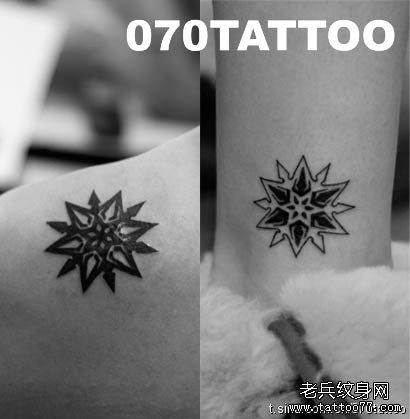 一幅情侣雪花纹身图案