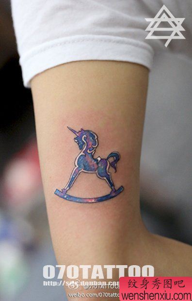 一幅小腿彩色木马纹身图案由最好的纹身点分享