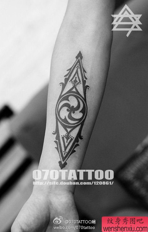 纹身秀图吧分享一幅手臂图腾纹身图案