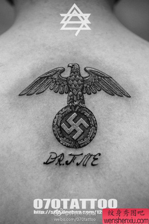 一幅背部老鹰字母纹身图案由纹身秀图吧分享