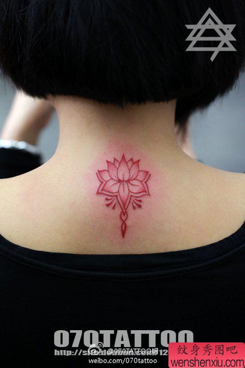 纹身秀图吧分享一幅颈部莲花纹身图案