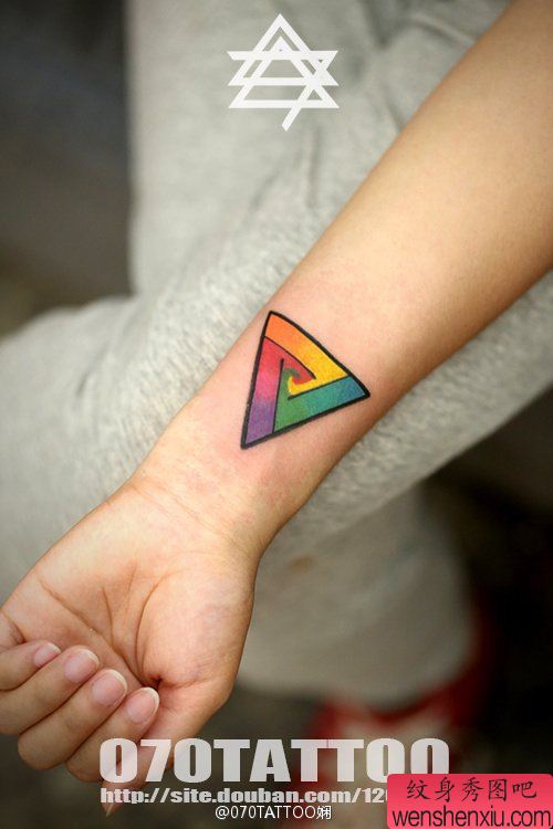 手臂彩色三角形纹身图案