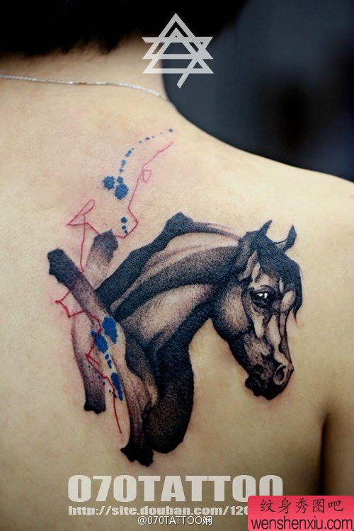 纹身秀图吧推荐一幅背部马纹身图案
