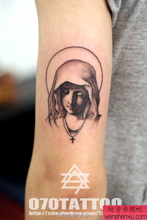 手臂肖像纹身图案