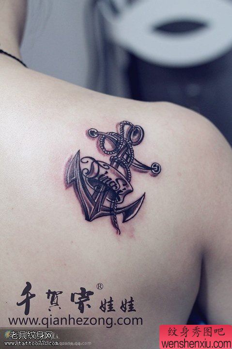 小清新背部创意船锚文身作品