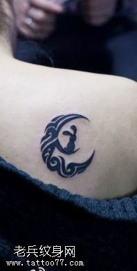 小清新女人背部创意月亮图腾文身作品