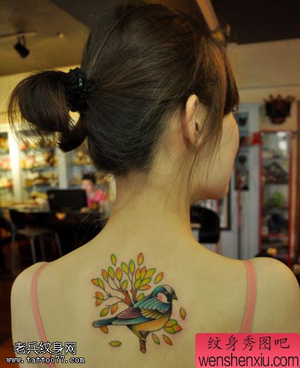小清新背部小鸟树文身作品