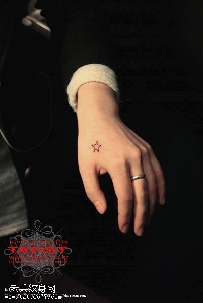 小清新手部五角星文身作品