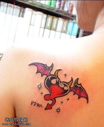 小清新创意背部心形翅膀文身作品