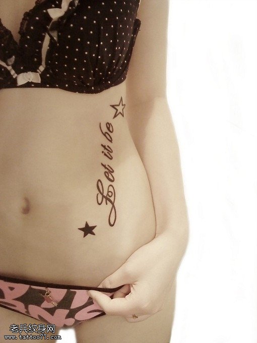 小清新腹部英文字母五角星文身作品