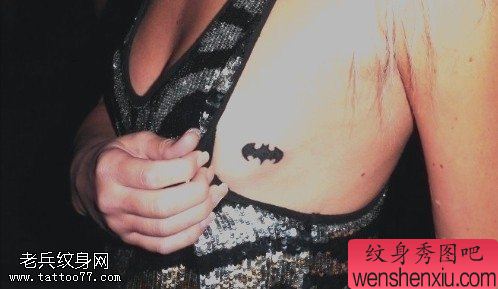 小清新胸部蝙蝠文身作品