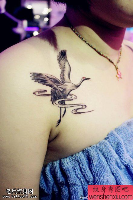 女人肩部仙鹤文身作品由文身秀图吧分享