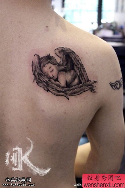 文身秀图吧分享一幅背部天使翅膀文身作品