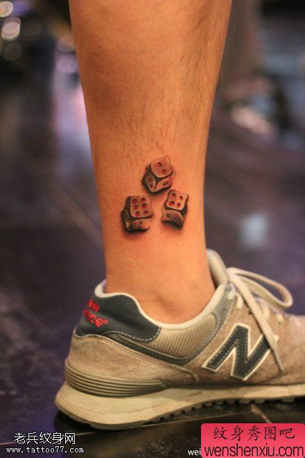 腿部骰子文身作品由文身秀图吧分享