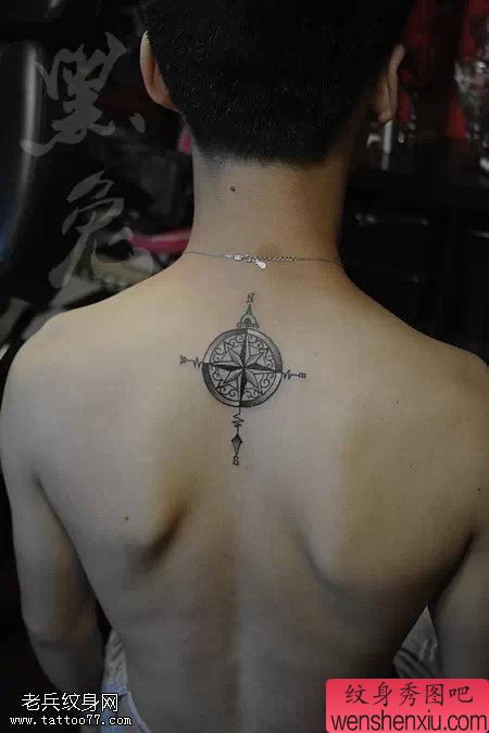 文身秀图吧推荐一幅背部指南针文身作品