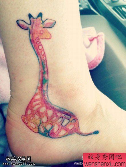文身秀图吧退款一幅脚部彩色长颈鹿文身作品