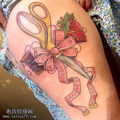 女人腿部剪刀蝴蝶结草莓文身作品由文身秀图吧分享