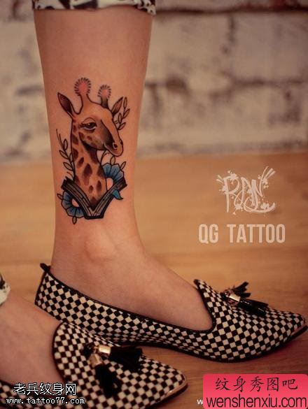 文身秀图吧推荐一幅女人脚踝彩色鹿文身作品