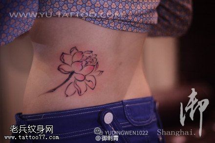 女人侧腰水墨莲花文身作品由文身分享