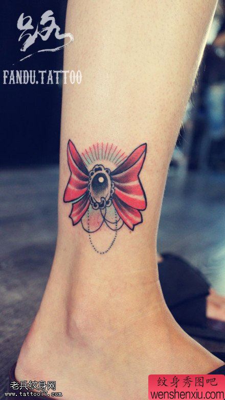 文身秀图吧推荐一幅女人腿部蝴蝶结文身作品