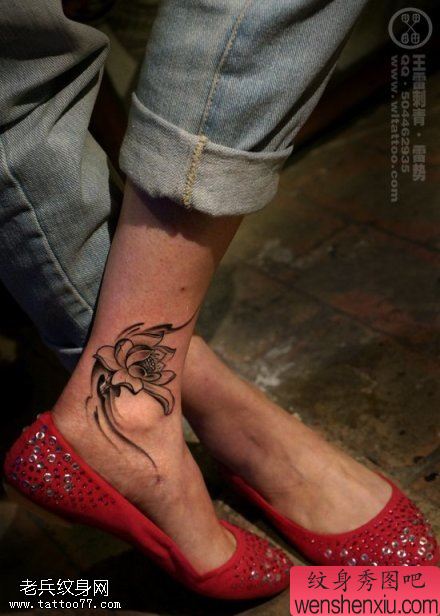 女人脚踝莲花文身作品由文身分享