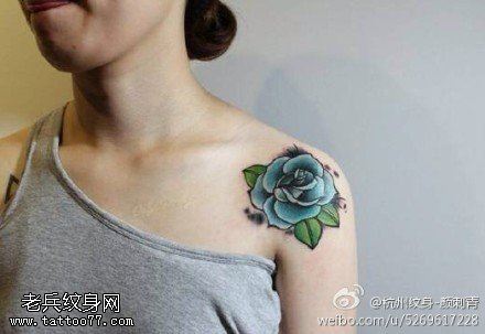 女人肩部玫瑰花文身作品由文身分享